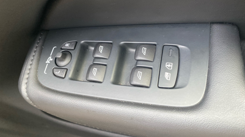 Volvo XC60 2.0 B5P Plus Dark 5dr AWD Geartronic Petrol Estate